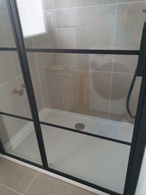 Shower, hair dryer, soap, shampoo - 4 Bedroom Private vacation home in Boulogne-sur-Mer (Boulogne-sur-Mer)