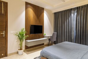 Monolocale, vista città | Cassaforte in camera, una scrivania, postazione laptop, tende oscuranti