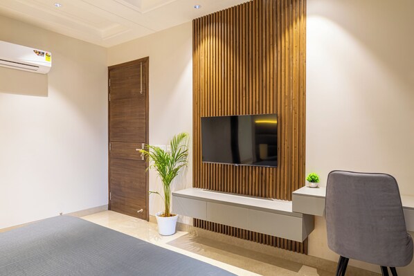 Monolocale, vista città | Cassaforte in camera, una scrivania, postazione laptop, tende oscuranti