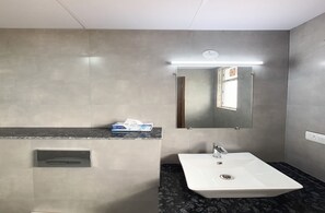 Studio, quang cảnh thành phố | Phòng tắm | Buồng tắm vòi sen, dép đi trong nhà, khăn tắm, xà phòng 