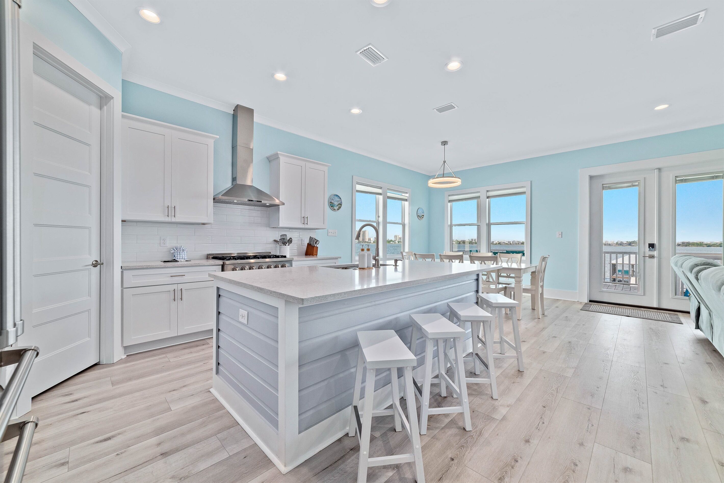 Kylskåp, mikrovågsugn, ugn och spishäll