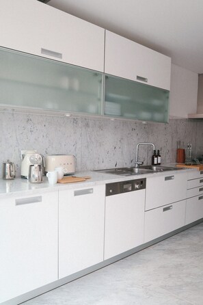 Frigorifero, microonde, forno, piano cottura