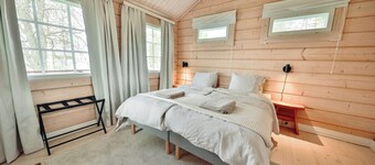 Rantamökki offers a compact  accommodation for two people, right by the water.