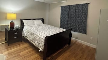 5 bedrooms, iron/ironing board, WiFi, bed sheets