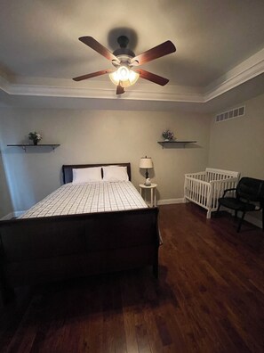 5 bedrooms, iron/ironing board, WiFi, bed sheets