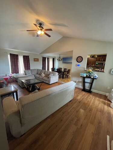 Spacious 5-bedroom house with WiFi, AC in charming Saint Robert