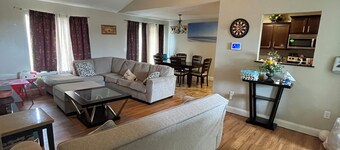 Spacious 5-bedroom house with WiFi, AC in charming Saint Robert