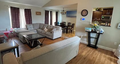 Spacious 5-bedroom house with WiFi, AC in charming Saint Robert