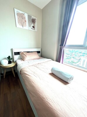 5 bedrooms, iron/ironing board, WiFi - Spacious 2-bedroom condo in welcoming Bangkok with WiFi, AC, fitness room (bangkok)