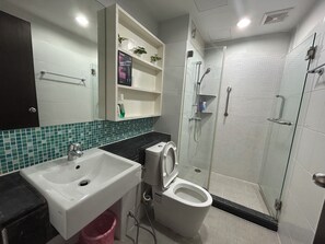 Sèche-cheveux, serviettes fournies, savon