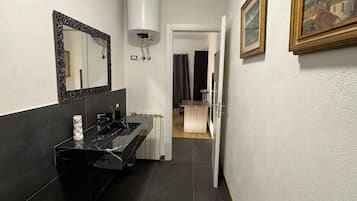 Doccia, asciugacapelli, bidet, asciugamani