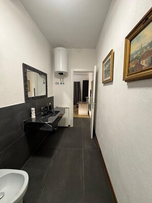 Shower, hair dryer, bidet, towels - The better (San Giorgio a Cremano)