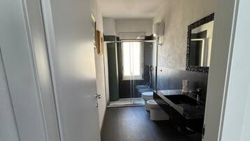 Doccia, asciugacapelli, bidet, asciugamani