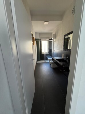 Douche, sèche-cheveux, bidet, serviettes fournies