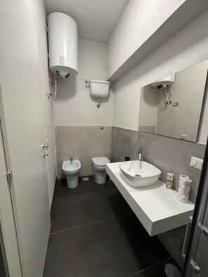 Douche, sèche-cheveux, bidet, serviettes fournies