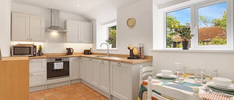 Jääkaappi, mikroaaltouuni, uuni, astianpesukone