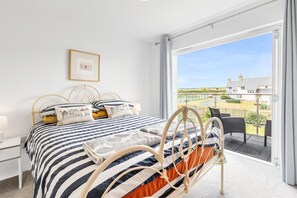 4 slaapkamers, een bureau, een strijkplank/strijkijzer, reisbedje