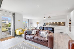 Smart-TV, Kamin, Tischtennisplatte