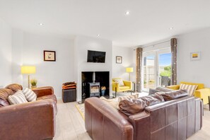 Smart-tv, een open haard en een tafeltennistafel