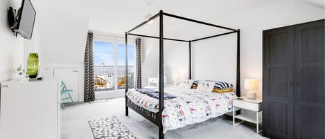 4 chambres, bureau, fer et planche à repasser, lit de bébé portatif