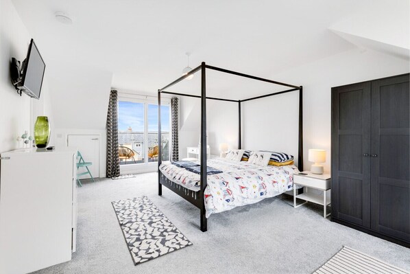 4 Schlafzimmer, Schreibtisch, Bügeleisen/Bügelbrett, Reisekinderbett