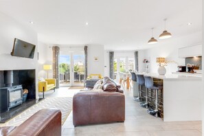 Smart-TV, Kamin, Tischtennisplatte