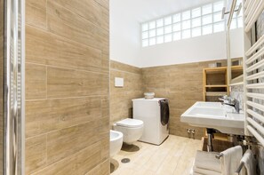Hair dryer, bidet, towels, soap - 4 Bedroom Apartment in Rome (Roma)