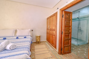 Comfort Quadruple Room, Patio, Garden View | Hypo-allergenic bedding, minibar, in-room safe, blackout drapes - Ferme d'hôte Zomorroda (Saâda)