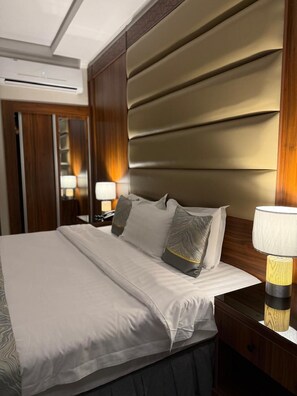 Deluxe Single Room | Premium bedding, down comforters, pillowtop beds, desk