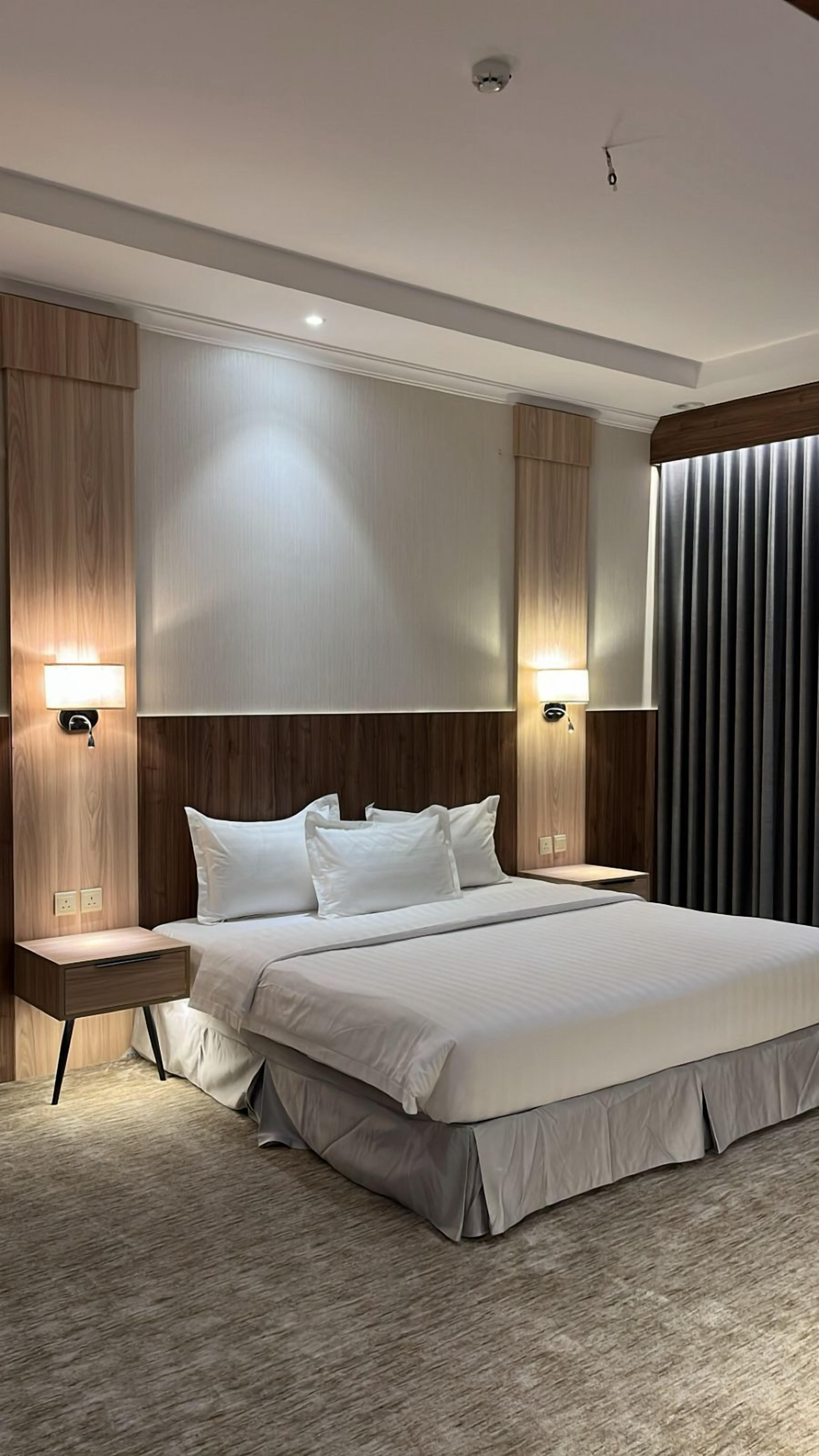 Luxe beddengoed, donzen dekbedden, pillowtop-bedden, een bureau