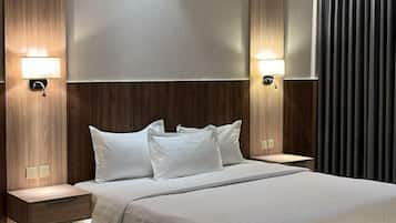 Luxe beddengoed, donzen dekbedden, pillowtop-bedden, een bureau