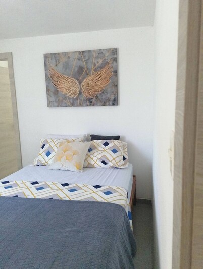 2 Minutes From the Beach, Brand new Apar