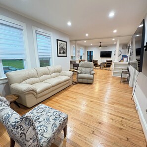 Smart-tv, tv-spel, bordsfotboll och ett bordtennisbord