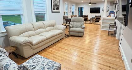 Charming 3-bedroom bungalow in Quantico Town 2 King Beds Game Room Entire Home!