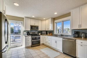 Køleskab, mikrobølgeovn, ovn, kogeplade