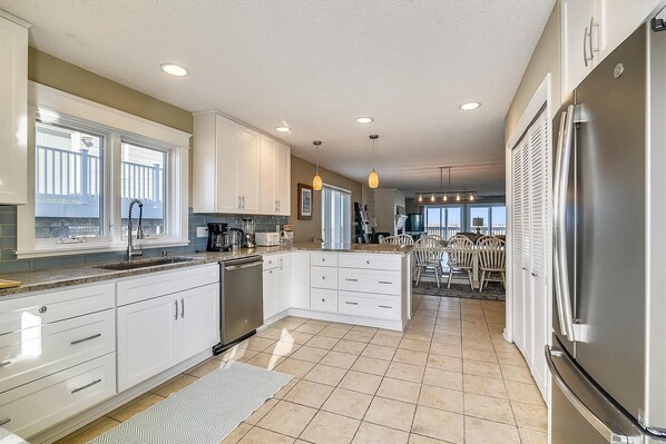 Køleskab, mikrobølgeovn, ovn, kogeplade