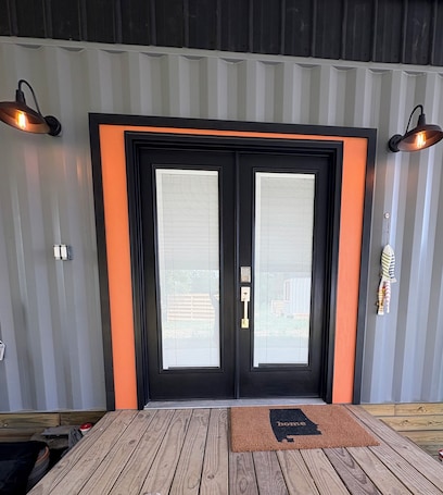Interior. Shipping Container-6 Min to the Lake-Angler & Stargazer Getaway + Boat Parking