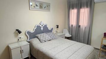 1 slaapkamer, een strijkplank/strijkijzer, wifi, beddengoed