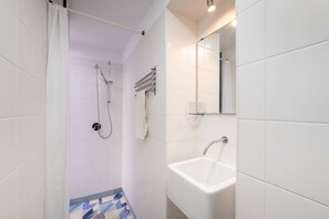 Douche, sèche-cheveux, serviettes fournies