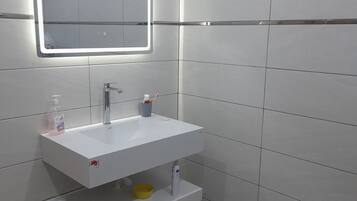 Dusche, Haartrockner, Bidet, Handtücher
