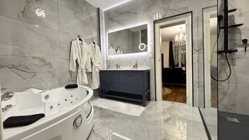 Whirlpool, Haartrockner, Handtücher, Seife