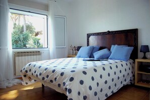 3 bedrooms, iron/ironing board, WiFi, bed sheets - Grande maison ensoleillée près de la plage /Large sunny house near the beach (Can Palau)