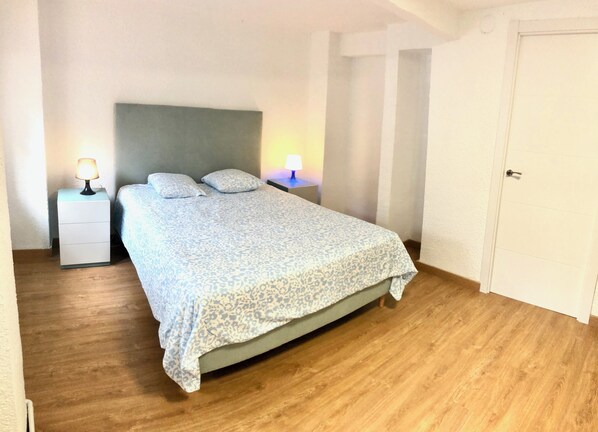 3 bedrooms, iron/ironing board, WiFi, bed sheets