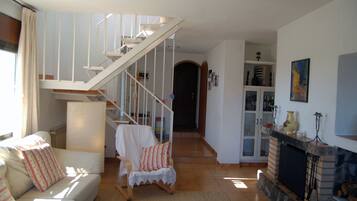 Een smart-tv en een open haard