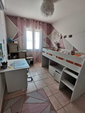 3 bedrooms, iron/ironing board, WiFi, bed sheets - Family house with swimming pool - Near Nîmes and Grau du Roi (Bernis)