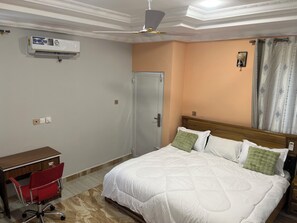 2 bedrooms, desk, iron/ironing board, free WiFi - Luxury 2BR Accra, Near Beach with WiFi, Breakfast, 20min Airport. (Gbawe)