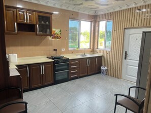 Fridge, microwave, oven, stovetop - Luxury 2BR Accra, Near Beach with WiFi, Breakfast, 20min Airport. (Gbawe)