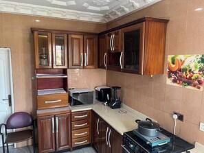 雪櫃、微波爐、焗爐、爐具