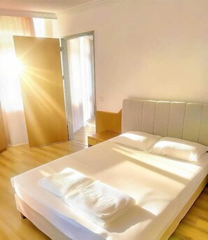 Minibar con artículos gratuitos y espacio para trabajar con laptop 