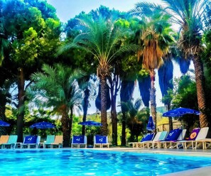 Una piscina al aire libre de temporada